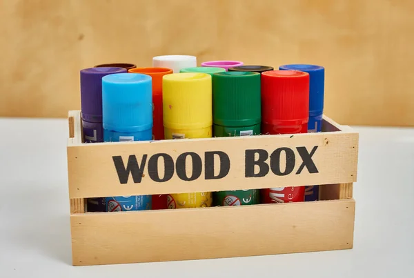 Dřevěný box plný velké pastelky — Stock fotografie
