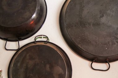 paella pan asılı