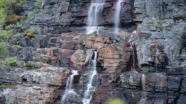 Водопад Против Скальной Стены — стоковое фото