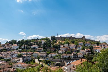 Ohri Gölü 'ne bakan büyük bir tepede ortaçağ şatosu.