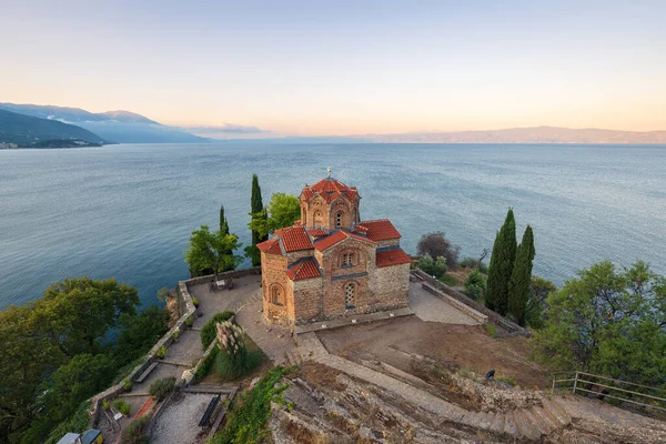 Gün doğumunda St. John Ortodoks Kilisesi manzarası.