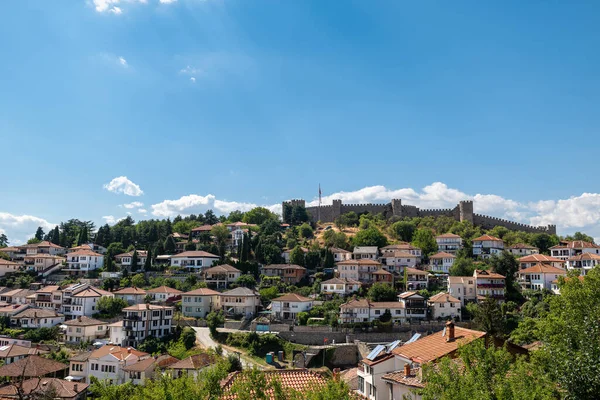 Ohri Gölü 'ne bakan büyük bir tepede ortaçağ şatosu.