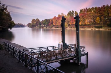 Turin Parco del Valentino ve River Po Sonbahar renklerinde