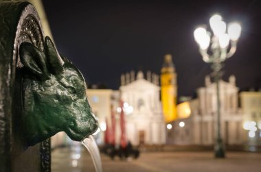 Önünde bir Turet olan Torino Piazza San Carlo.