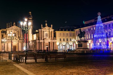 Şehir merkezindeki zarif Piazza San Carlo 'da ay ışığında Torino