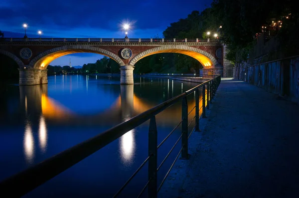 Torin Torino Ponte Isabella Nehir Mavi Saatte Arka Planda Köstebek — Stok fotoğraf