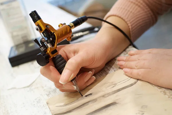 kalıcı makyaj kaşları eğitimde