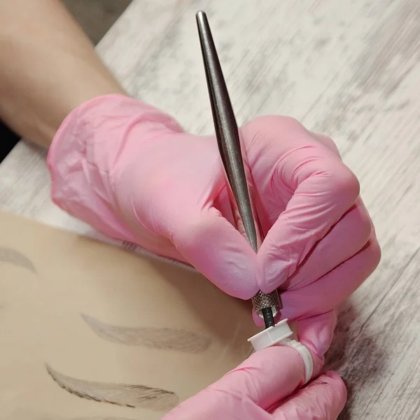 Mestre Mão Com Ferramenta Para Microblading Treinamento Maquiagem Permanente — Fotografia de Stock