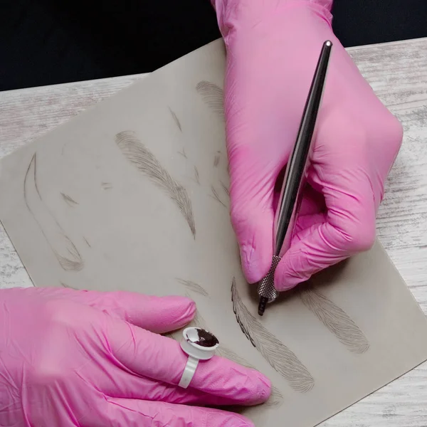 microblading, kalıcı makyaj eğitimi için aracı ile ana el