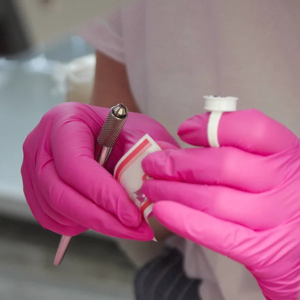 microblading, kalıcı makyaj eğitimi için aracı ile ana el