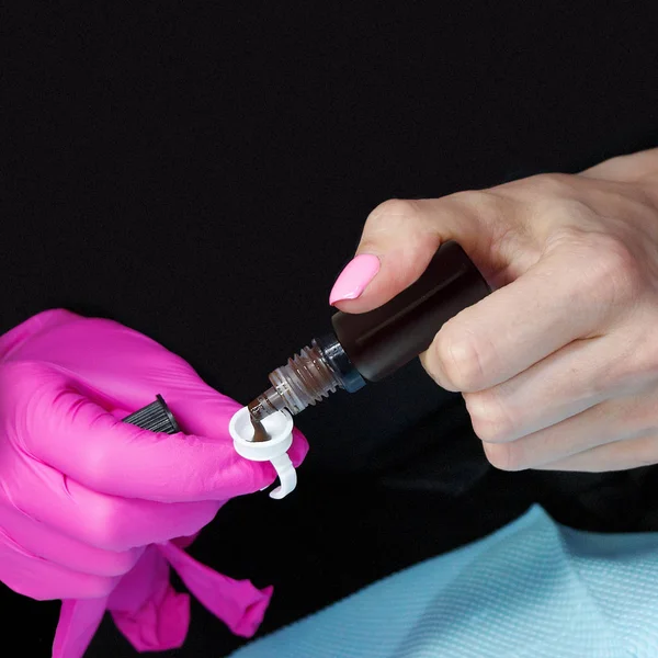 microblading, kalıcı makyaj eğitimi için pigment ile ana el