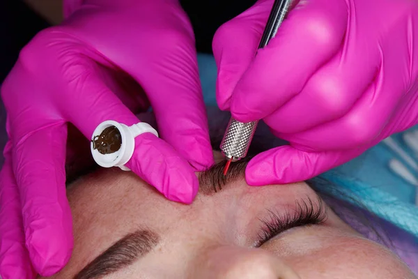 Mestre Mão Com Ferramenta Para Microblading Treinamento Maquiagem Permanente — Fotografia de Stock