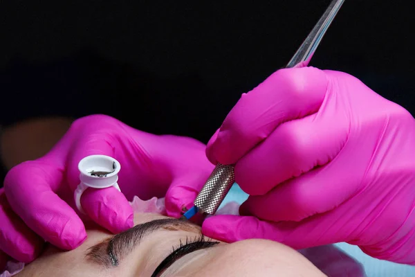 microblading, kalıcı makyaj eğitimi için aracı ile ana el