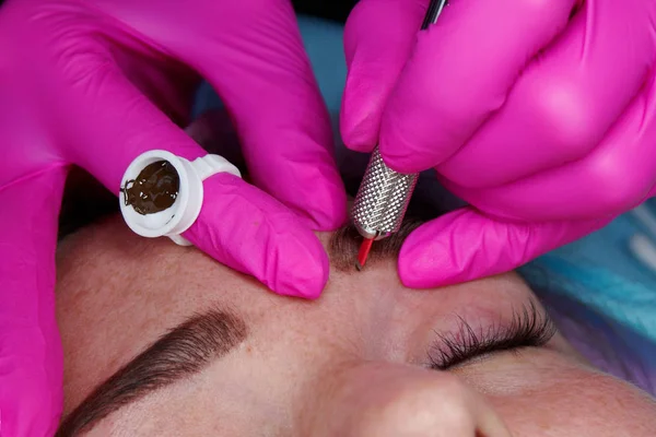 Maestro Mano Con Herramienta Para Microblading Entrenamiento Maquillaje Permanente Imagen de stock