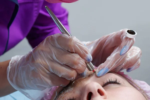 microblading, kalıcı makyaj eğitimi için aracı ile ana el