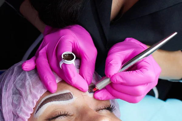 Maestro Mano Con Herramienta Para Microblading Entrenamiento Maquillaje Permanente —  Fotos de Stock