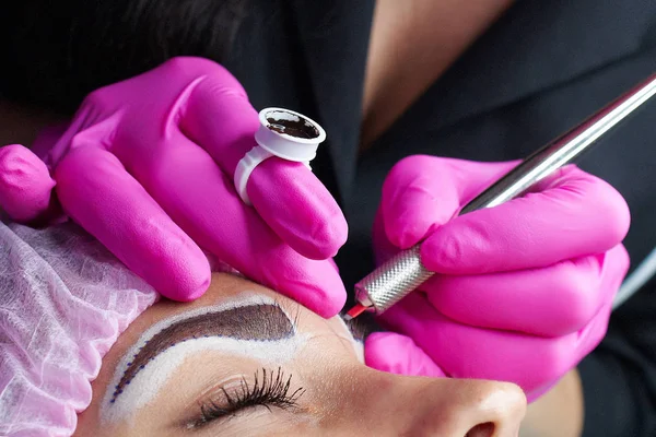 microblading, kalıcı makyaj eğitimi için aracı ile ana el