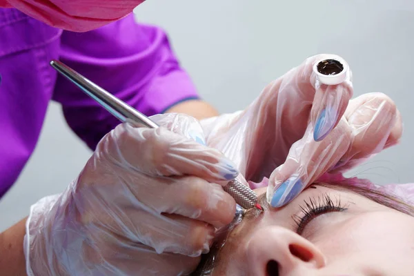 Maestro Mano Con Herramienta Para Microblading Entrenamiento Maquillaje Permanente Fotos de stock libres de derechos