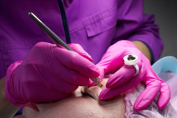 Maestro Mano Con Strumento Microblading Formazione Nel Trucco Permanente — Foto Stock