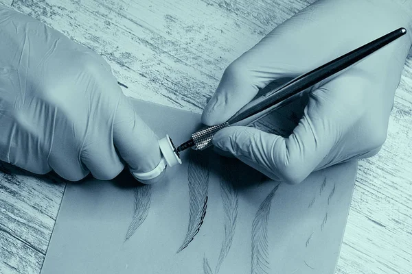 microblading, kalıcı makyaj eğitimi için aracı ile ana el