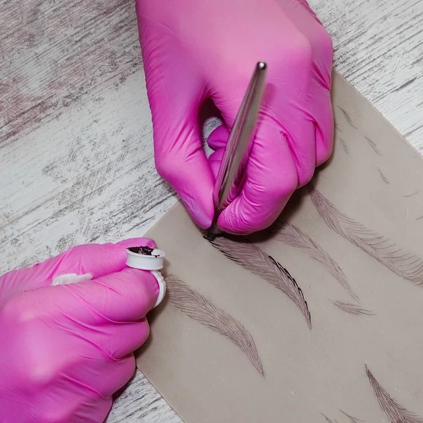 microblading, kalıcı makyaj eğitimi için aracı ile ana el