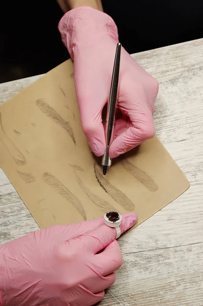 microblading, kalıcı makyaj eğitimi için aracı ile ana el