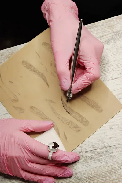 Hand Master Met Gereedschap Voor Microblading Opleiding Permanente Make Stockafbeelding