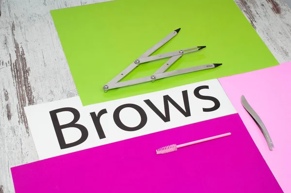 Kalıcı makyaj kaşları