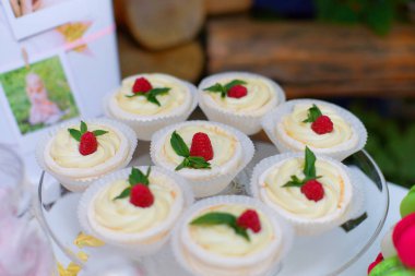 Şenlikli şeker masası. Kek ve diğer tatlılar