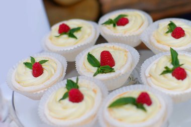 Şenlikli şeker masası. Kek ve diğer tatlılar