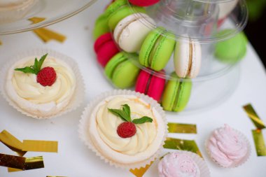 Şenlikli şeker masası. Kek ve diğer tatlılar