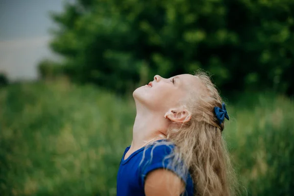 Bambina Con Testa Rivolta Verso Alto Sorridente Nella Natura — Foto Stock