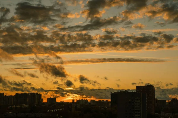 Moskova 'nın Korolev şehrinde gün batımı gökyüzü