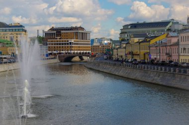 Zamoskvorechye bölge köprüsünden Moskova nehrinin manzarası