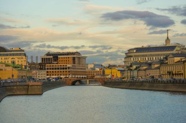 Zamoskvorechye bölge köprüsünden Moskova nehrinin manzarası