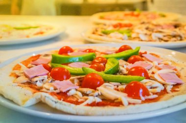 Masada domates ve peynirli ev yapımı pizza.