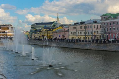 Zamoskvorechye bölge köprüsünden Moskova nehrinin manzarası