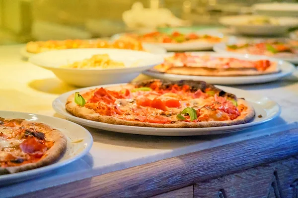 テーブルの上にトマトとチーズの自家製ピザ — ストック写真
