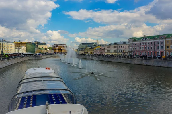 Zamoskvorechye bölge köprüsünden Moskova nehrinin manzarası