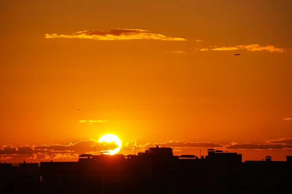 Şehrin Üzerinde Gün Batımı Günün Sonunda Parlak Turuncu Gökyüzü Güzel — Stok fotoğraf