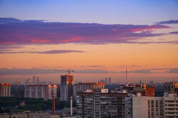 Zonsondergang Boven Stad Heldere Oranje Lucht Aan Het Eind Van — Stockfoto