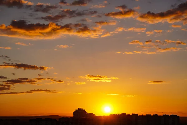 Şehrin Üzerinde Gün Batımı Günün Sonunda Parlak Turuncu Gökyüzü Güzel — Stok fotoğraf