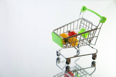 Domates al. Süpermarketten alışveriş. Market arabası. Yemek teslimatı.