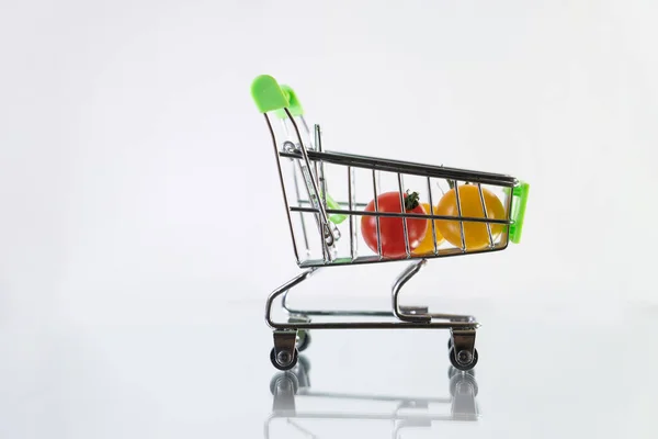 トマトを買って スーパーで買い物 食料品のトロリー 食品の配達 — ストック写真