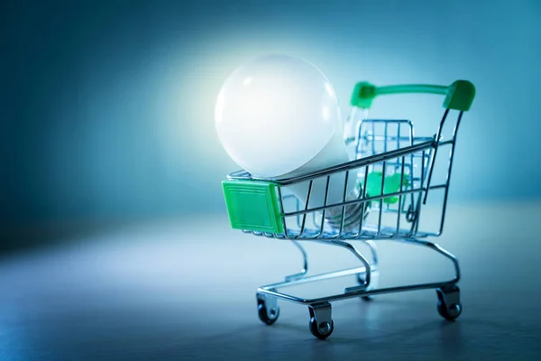電気の購入 電球を買いなさい 照明の支払い 電気代を払う 電気の光 — ストック写真