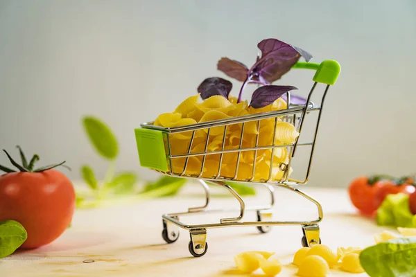 Termékek Vásárlása Olasz Tészta Hozzávalókat Vásárolnánk Paradicsom Zöldség Élelmiszerszállítás — Stock Fotó