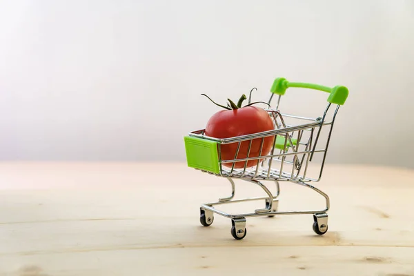 Vegyél Paradicsomot Vásárolni Szupermarketben Egy Bevásárlókocsi Élelmiszerszállítás — Stock Fotó