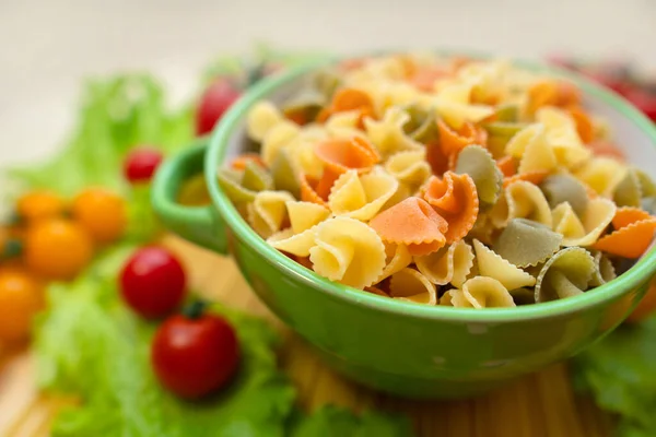 皿に野菜とパスタ トマト チェリーグリーンを調理するための成分 スパゲティの背景 — ストック写真