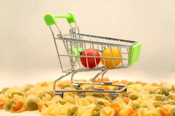 商品の買い物 イタリアのパスタの材料を買う トマト 食品の配達 — ストック写真
