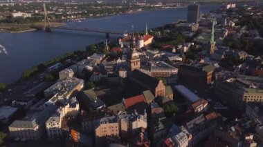 Eski şehirde Dome Katedrali ve Daugava Nehri Riga City, Letonya ile Cityscape havadan görünümü